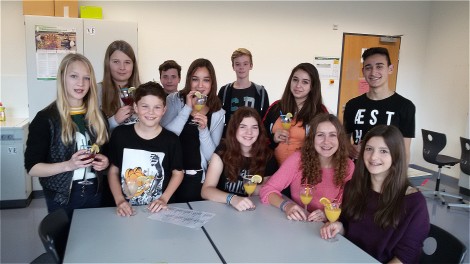 Neben jeder Menge Informationen hatten die Schülerinnen und Schüler bei den Projekttagen auch viel Spass (Hier: Alkoholfreie Mixgetränke) (Foto: Schuler)