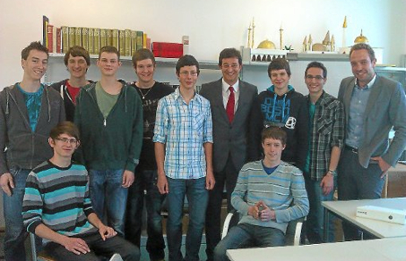 Andreas Lächler (Fünfter von rechts) gab den HHG-Unternehmern wertvolle Tipps. Foto: Schwarzwälder-Bote