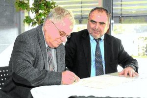 Rüdiger Herrscher (rechts), Schulleiter des Hermann Hesse-Gymnasiums und Alfred Verstl, Leiter der Calwer Lokalredaktion des Schwarzwälder Boten, unterzeichnen die Bildungspartnerschaft. Foto: Fritsch Foto: Schwarzwälder-Bote