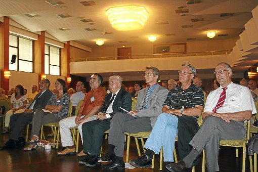 Die Teilnahme am Ehemaligentreffen ließen sich auch frühere Schulleiter wie Fritz Fischer (rechts) und Otto Klein (Vierter von rechts) nicht entgeen. Foto: Schürner Foto: Schwarzwälder-Bote