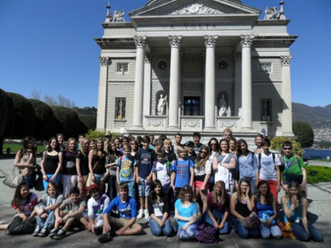 Das Bild zeigt die Calwer und Schweizer Schüler mit ihren Lehrern vor dem Volta-Museum in Como