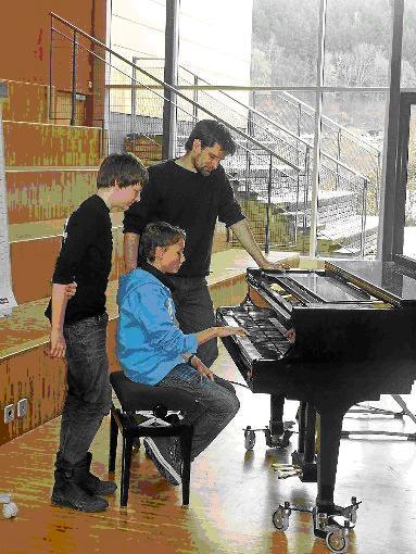 Die Improvisation fiel den teilnehmenden Schülern nicht schwer. Selbst die kniffeligsten Figuren spielte der junge Pianist sofort nach – Stefan Becker war überrascht. Foto: König Foto: Schwarzwälder-Bote