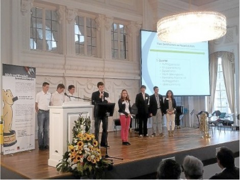 Die Calwer Schüler bei der Preisverleihung im Neuen Schloss. Foto: Schwarzwälder-Bote