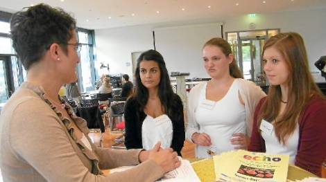 Viele Fragen an Christiane Merker-Ankermann, Pflegedienstleiterin im Haus auf dem Wimberg, hatten Sintia Pitzulin, Katharina Dalcolmo und Ingeborg Eberhard (von links). Foto: Kunert Foto: Schwarzwälder-Bote