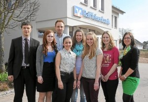 Gut vorbereitet durch Bankfachmann Matthias Saier und Lehrer Michael Maier (links) sowie Marketingleiterin Inken Häfele (rechts) fahren Mona Trenkner, Yasemin Bagciman, Patricia Beuter, Daniela Baumgärtner, Sophia Eberhard sowie Jasmin Iwanek (nicht im Bild) zum Finale nach Potsdam. Foto: Fritsch